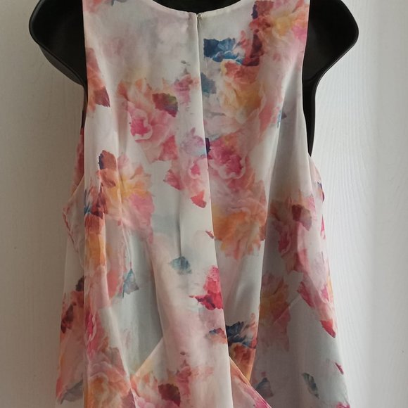 Dalia Collection | Pretty Floral Print Sleeveless Blouse - Picture 4 of 10